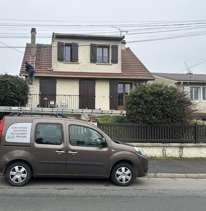 Notre camionnette devant un chantier