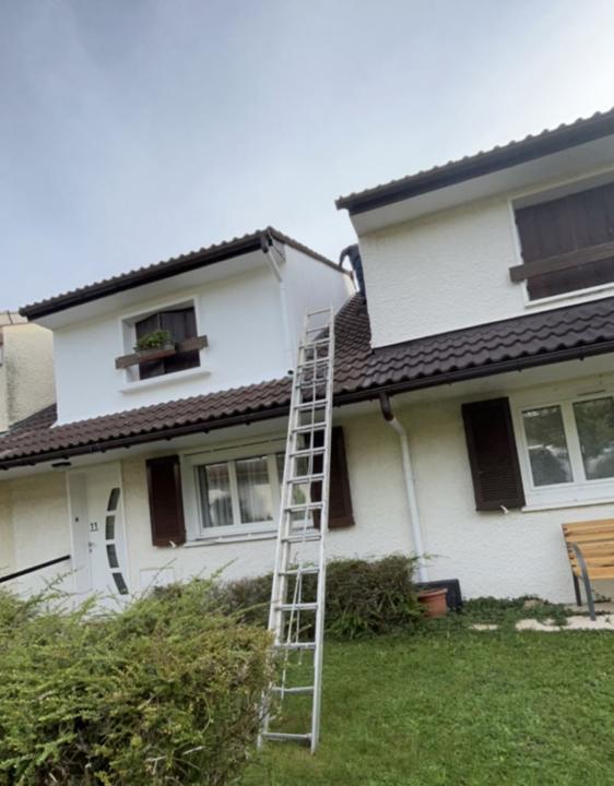 Travaux en toiture, échelle en place