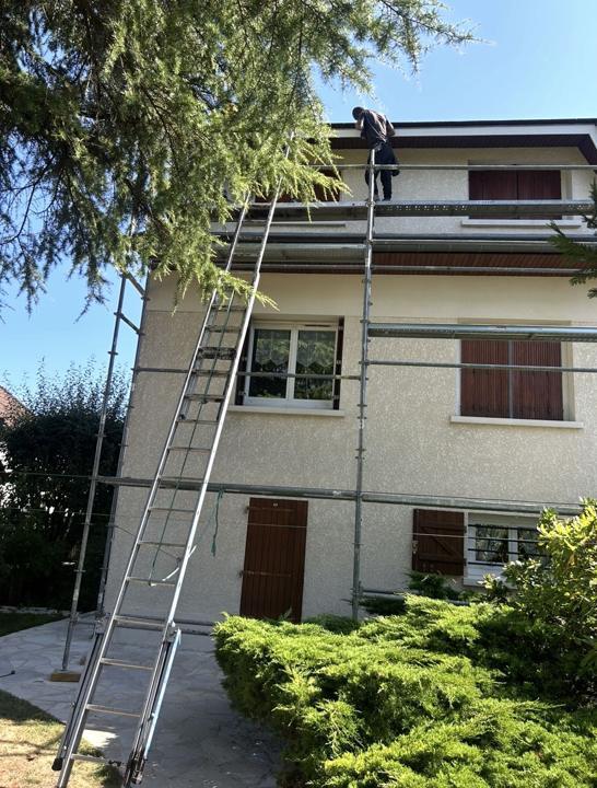 Échafaudage posé autour de la maison
