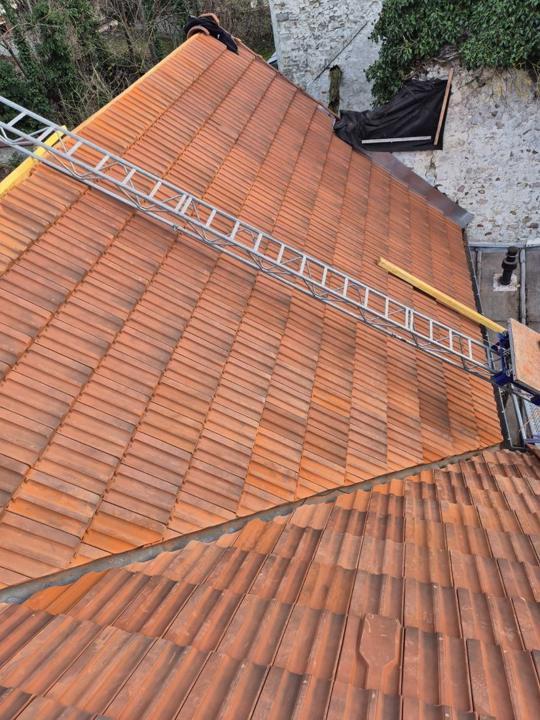 Tuiles neuves montées au monte-charge